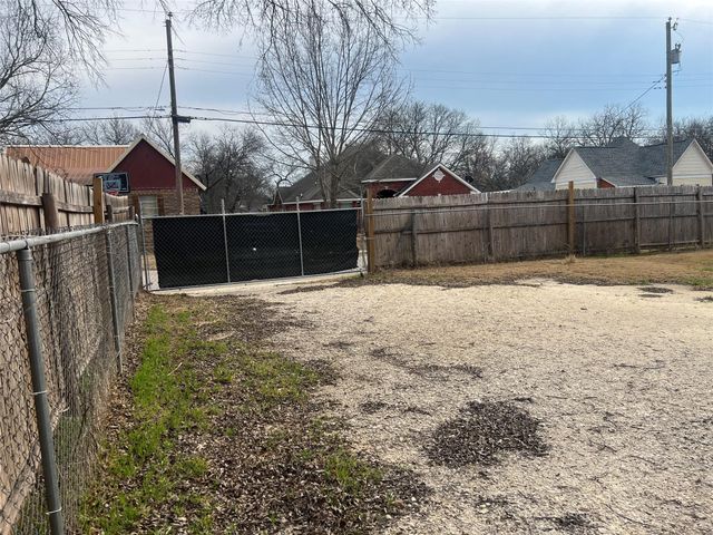 104 Dixon Street, Cleburne, TX 76033