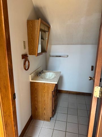 17 Thenius St, Worcester, MA 01607