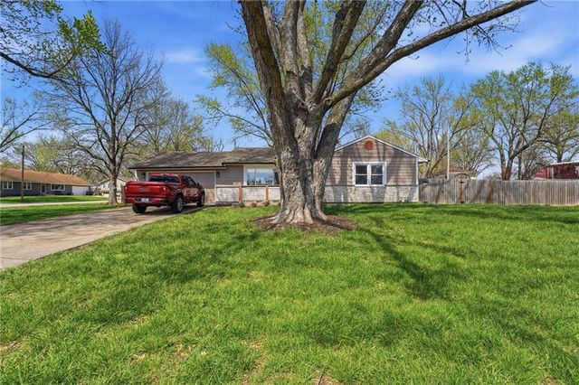 1604 Ridgeway Drive, Greenwood, MO 64034