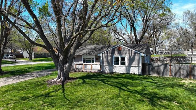 1604 Ridgeway Drive, Greenwood, MO 64034
