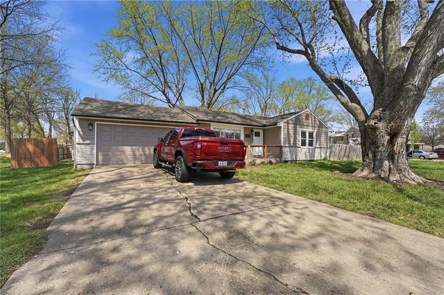 1604 Ridgeway Drive, Greenwood, MO 64034