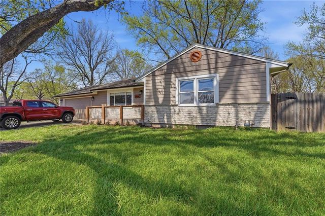 1604 Ridgeway Drive, Greenwood, MO 64034