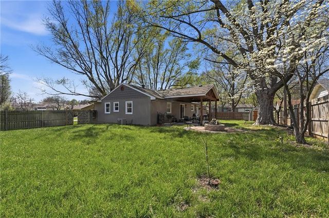 1604 Ridgeway Drive, Greenwood, MO 64034