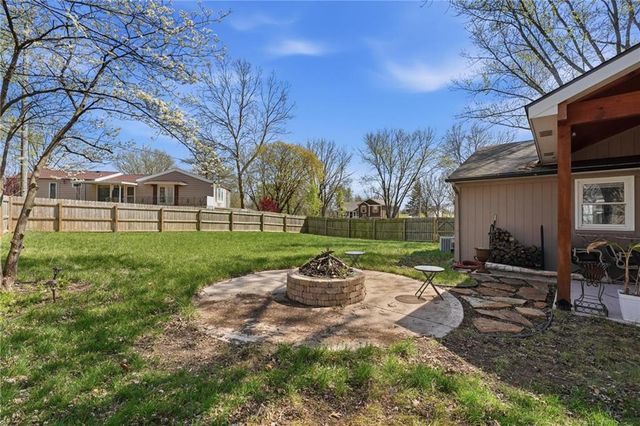 1604 Ridgeway Drive, Greenwood, MO 64034
