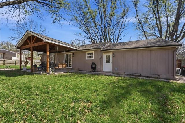 1604 Ridgeway Drive, Greenwood, MO 64034