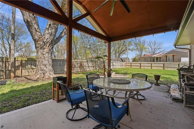 1604 Ridgeway Drive, Greenwood, MO 64034