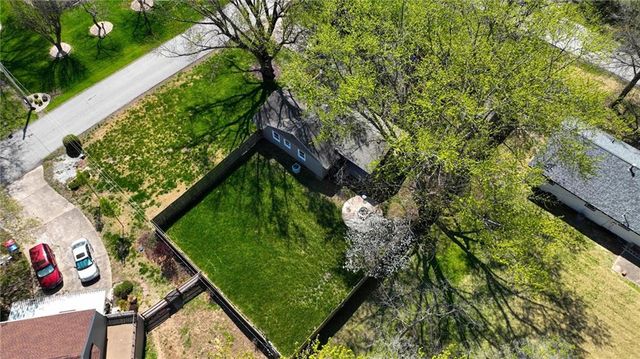 1604 Ridgeway Drive, Greenwood, MO 64034