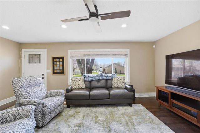 1604 Ridgeway Drive, Greenwood, MO 64034