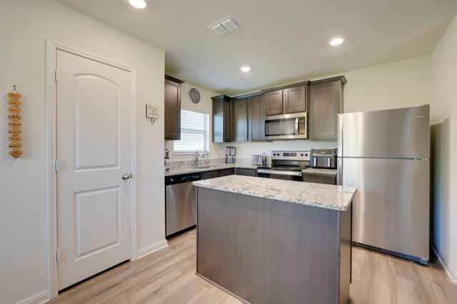 112 Bovine Drive, Newark, TX 76071