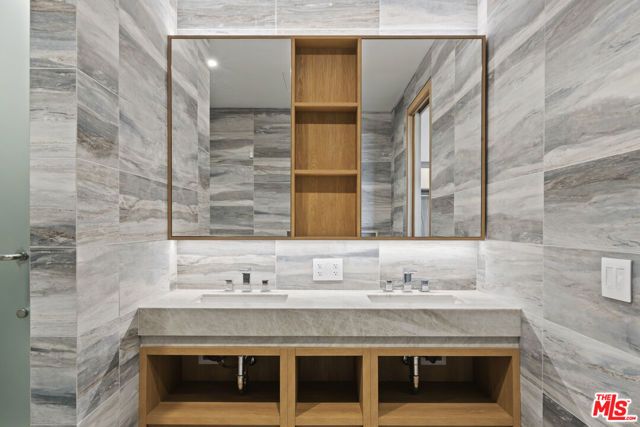 230 W Olympic Boulevard PH 1, Los Angeles, CA 90015