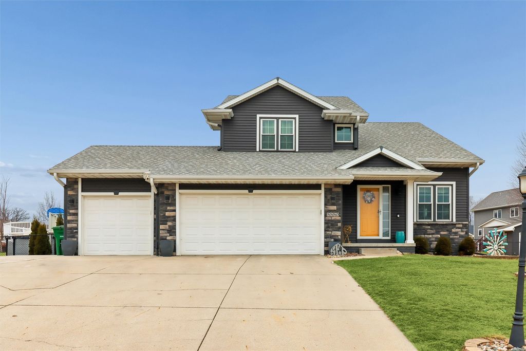 5550 Sunset Circle, Pleasant Hill, IA 50327