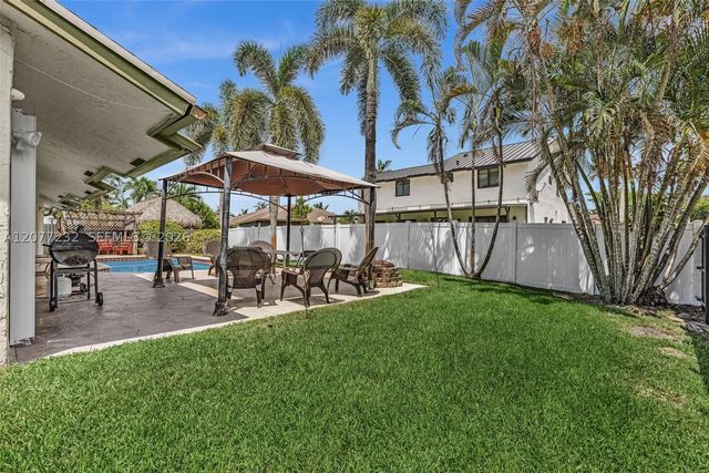 741 SW 100th Ter, Pembroke Pines, FL 33025