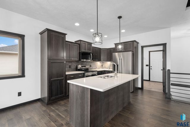 6709 E 37th St Street, Sioux Falls, SD 57110