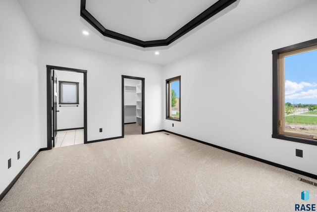 6709 E 37th St Street, Sioux Falls, SD 57110