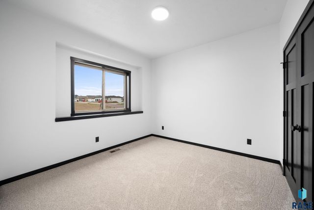 6709 E 37th St Street, Sioux Falls, SD 57110