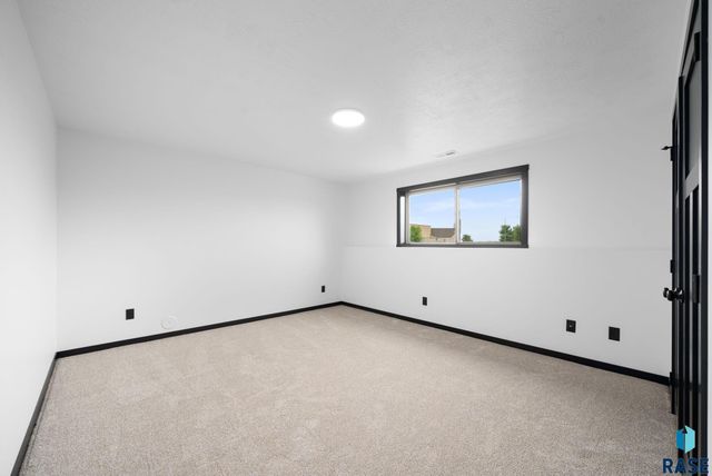 6709 E 37th St Street, Sioux Falls, SD 57110