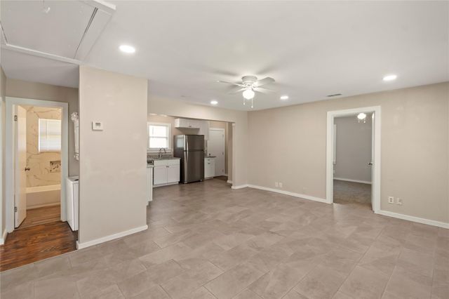 418 S Shanks Street, Clute, TX 77531