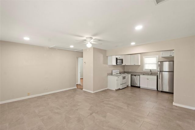 418 S Shanks Street, Clute, TX 77531