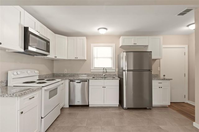 418 S Shanks Street, Clute, TX 77531