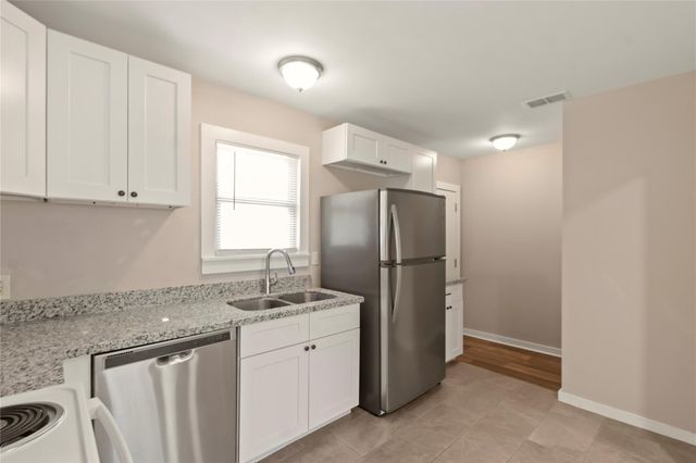 418 S Shanks Street, Clute, TX 77531