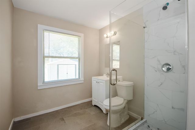 418 S Shanks Street, Clute, TX 77531