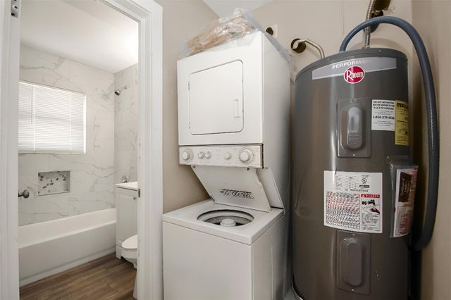 418 S Shanks Street, Clute, TX 77531