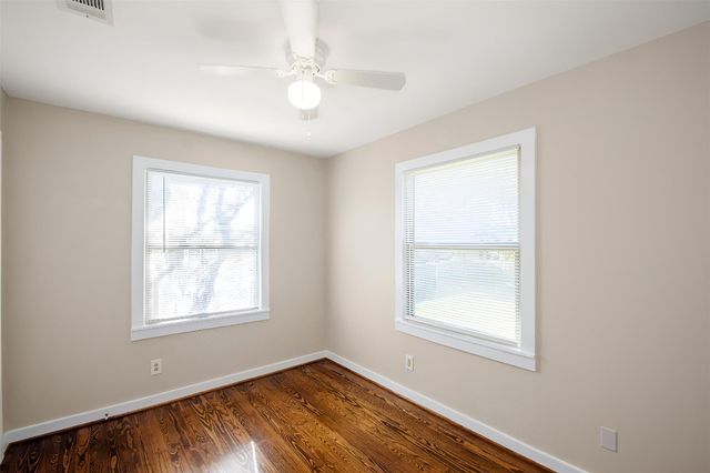 418 S Shanks Street, Clute, TX 77531