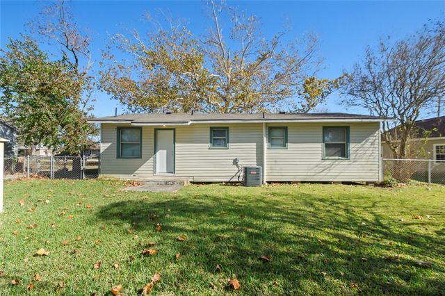 418 S Shanks Street, Clute, TX 77531