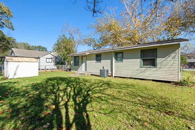 418 S Shanks Street, Clute, TX 77531