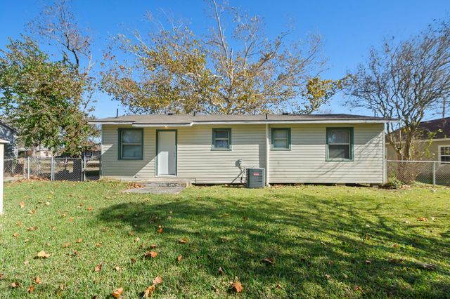 418 S Shanks Street, Clute, TX 77531