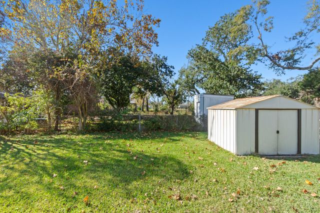 418 S Shanks Street, Clute, TX 77531