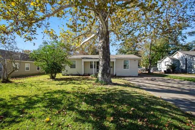 418 S Shanks Street, Clute, TX 77531