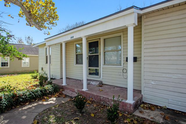 418 S Shanks Street, Clute, TX 77531