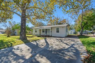 418 S Shanks Street, Clute, TX 77531