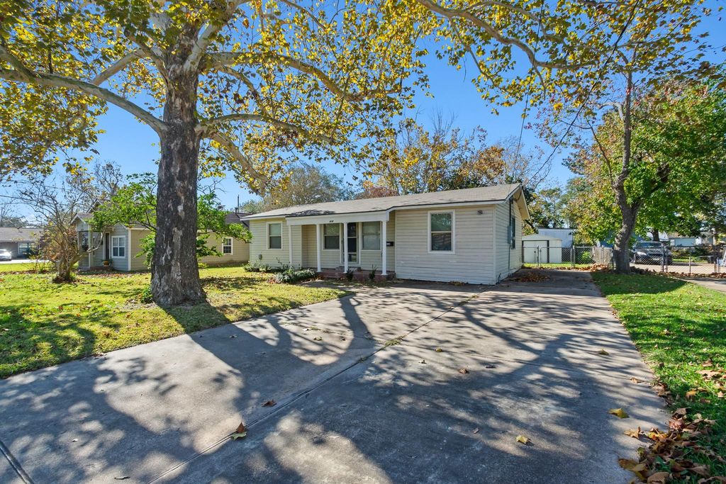 418 S Shanks Street, Clute, TX 77531