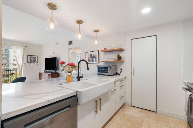 2650 SW 37th Ave 406, Miami, FL 33133