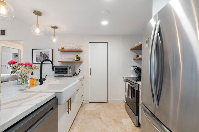 2650 SW 37th Ave 406, Miami, FL 33133