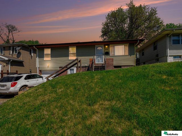 3722 Crown Pointe Avenue, Omaha, NE 68111
