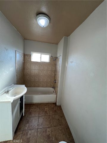 207 W 85TH PLACE, Los Angeles, CA 90003