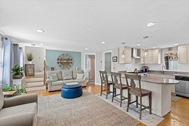 28 Manomet Beach Blvd, Plymouth, MA 02360