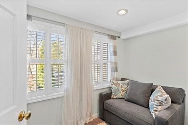 28 Manomet Beach Blvd, Plymouth, MA 02360