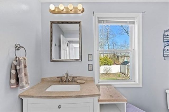 28 Manomet Beach Blvd, Plymouth, MA 02360