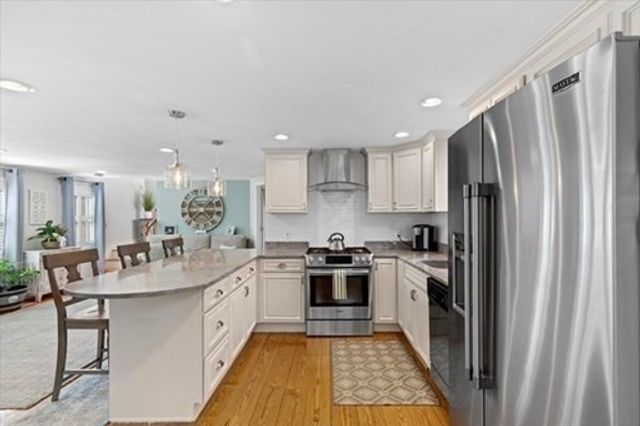 28 Manomet Beach Blvd, Plymouth, MA 02360