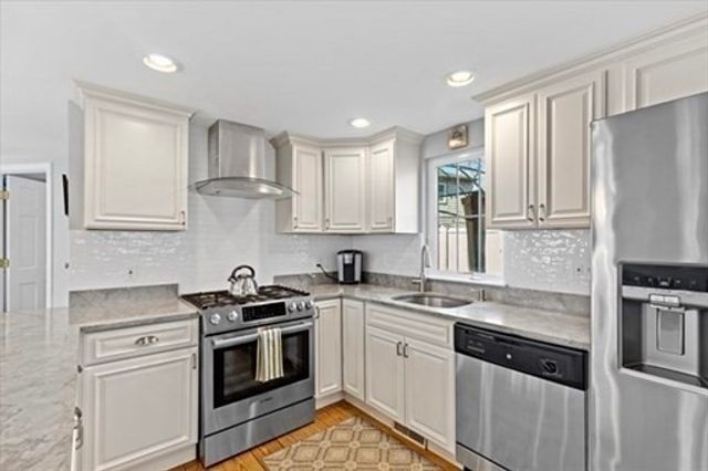 28 Manomet Beach Blvd, Plymouth, MA 02360