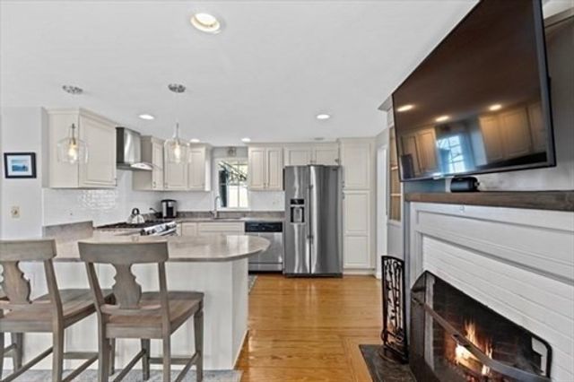 28 Manomet Beach Blvd, Plymouth, MA 02360
