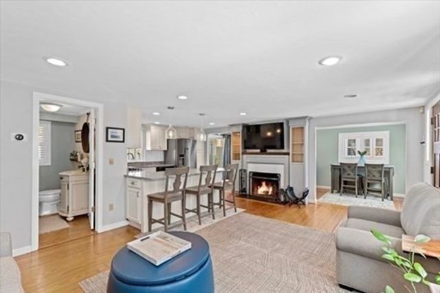 28 Manomet Beach Blvd, Plymouth, MA 02360