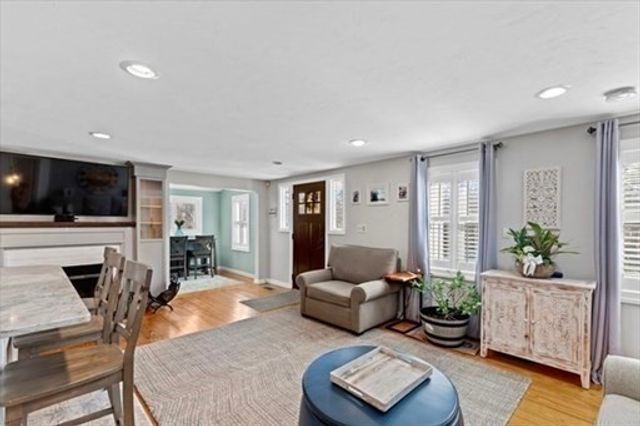 28 Manomet Beach Blvd, Plymouth, MA 02360