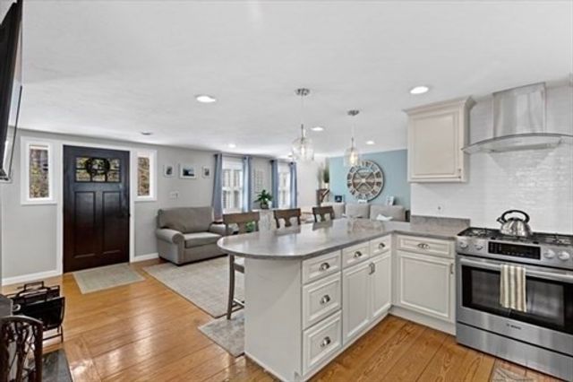 28 Manomet Beach Blvd, Plymouth, MA 02360