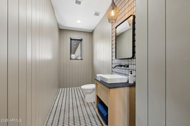 8200 N CHARLES Drive, Paradise Valley, AZ 85253