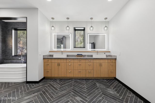 8200 N CHARLES Drive, Paradise Valley, AZ 85253